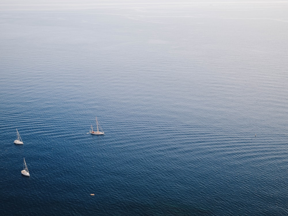 Foto aérea de un cuerpo de agua y embarcaciones pesqueras