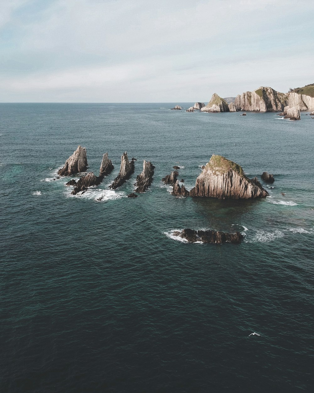 Roca marrón en medio del océano