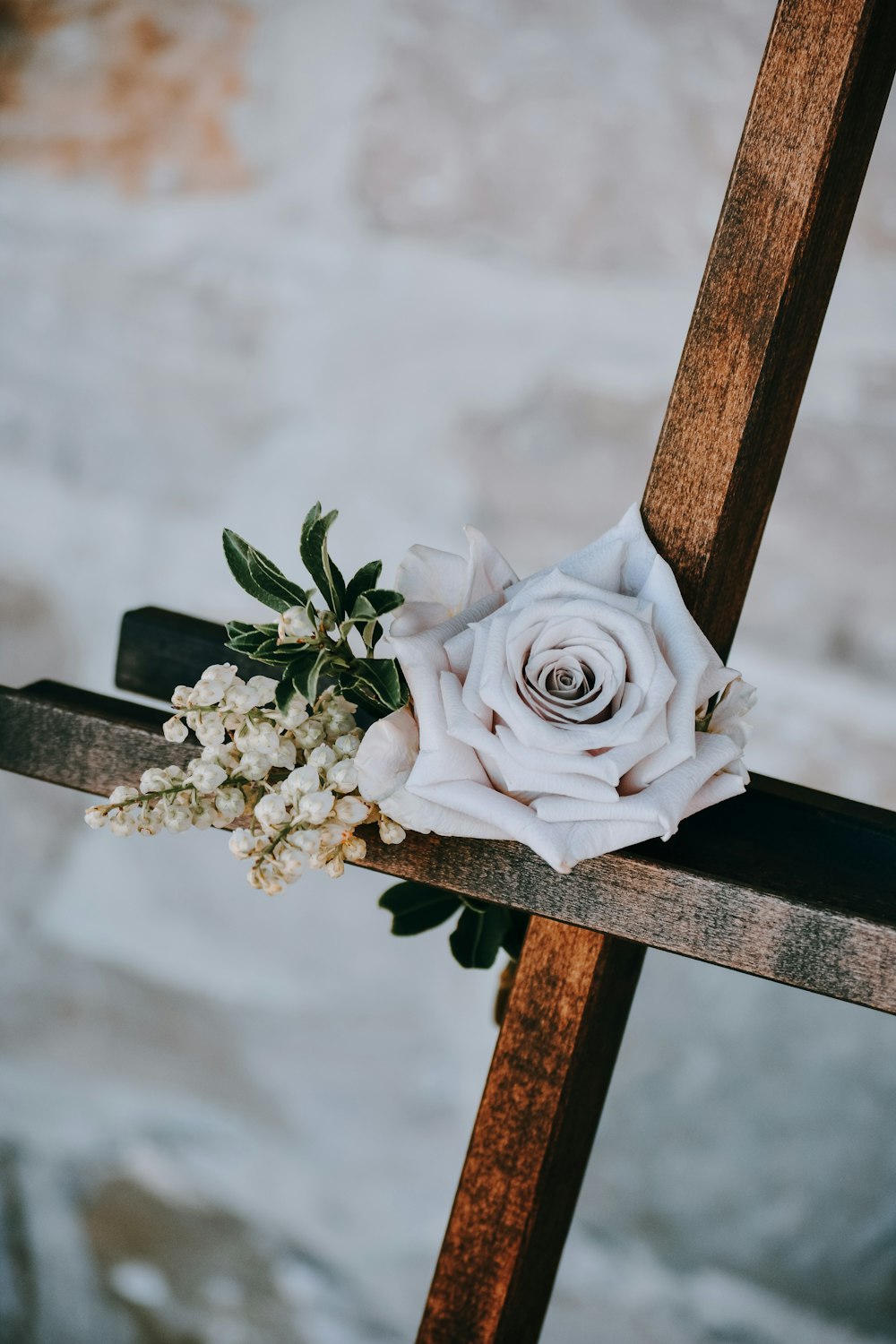갈색 십자가에 흰 장미 꽃