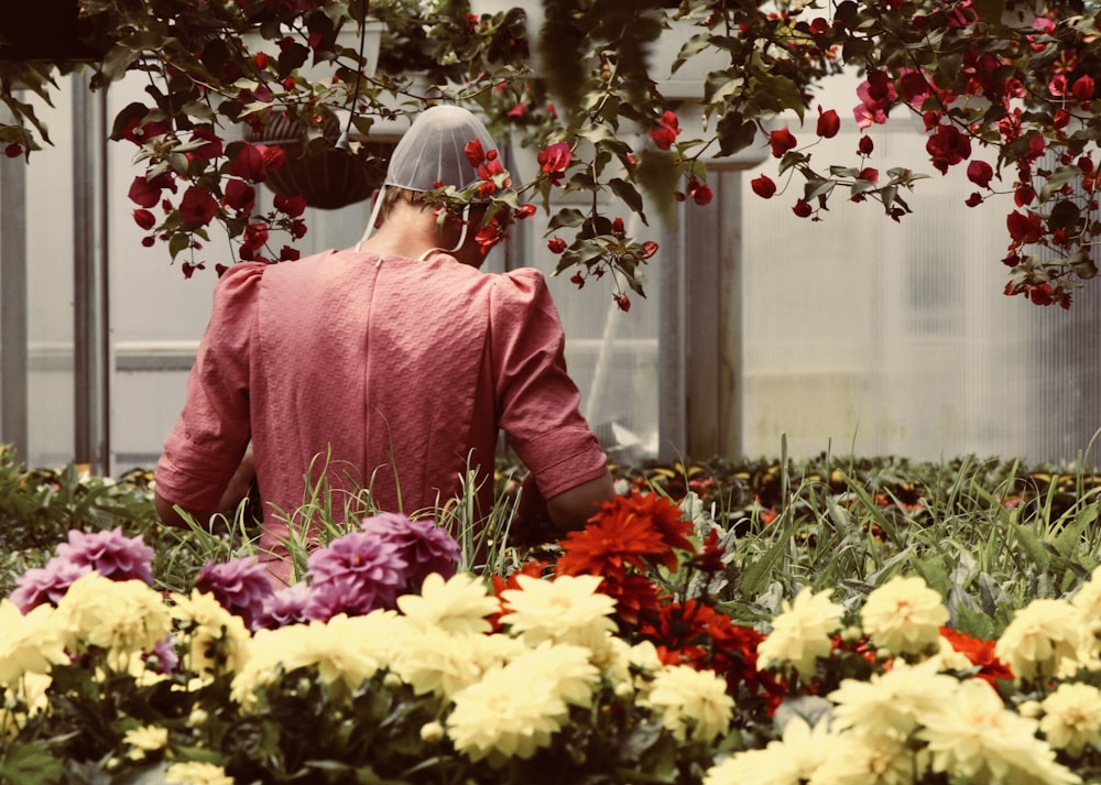 Person, die neben Blumen steht