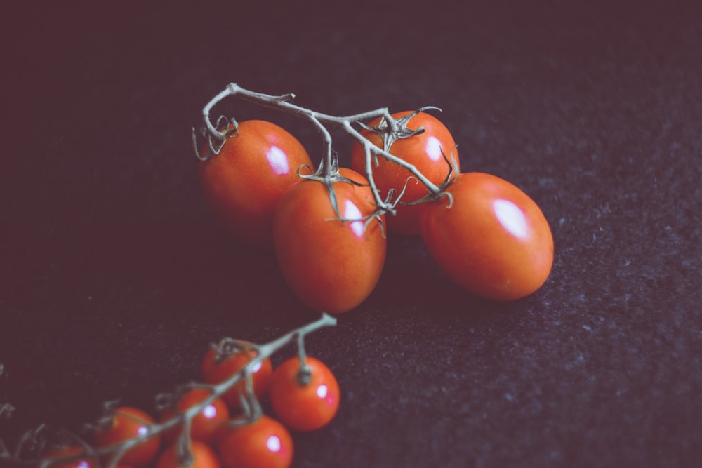 Fotografía de enfoque selectivo de tomates cherry