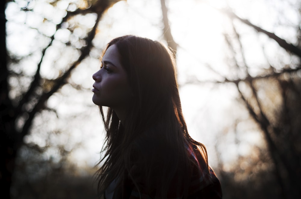 femme sur la forêt