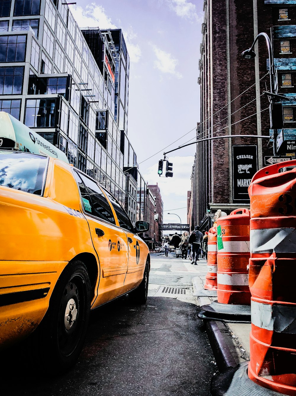 táxi na estrada perto dos edifícios