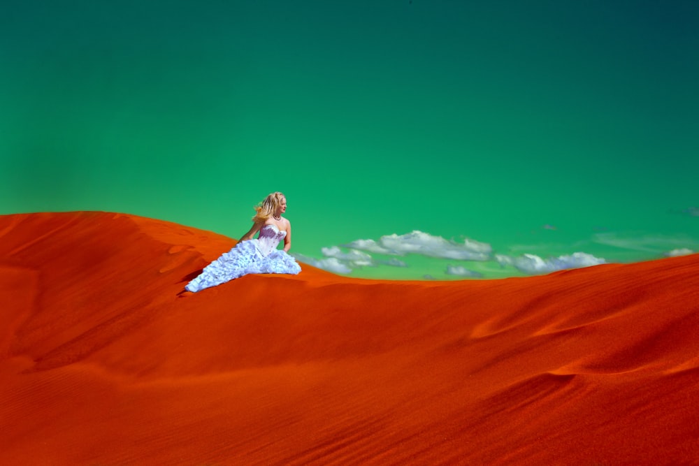 femme en robe blanche sur le désert