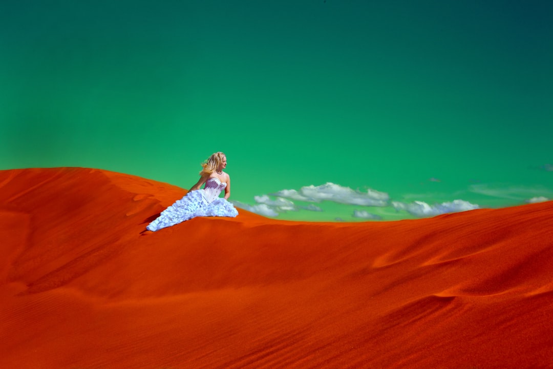 woman in white gown on desert, Himmel
