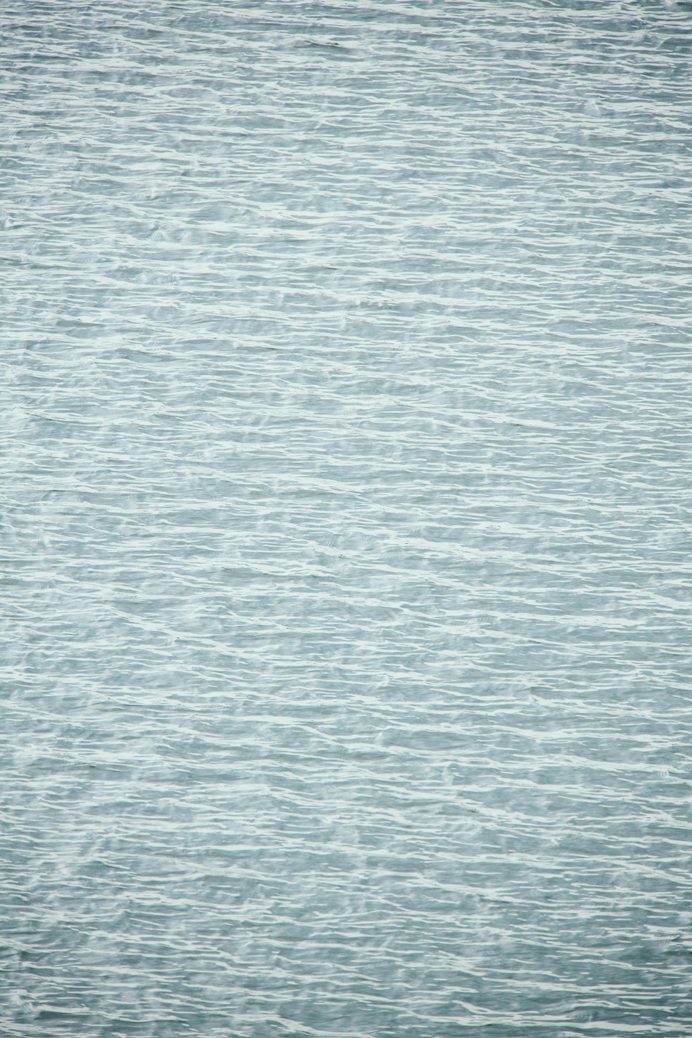 Photographie en accéléré de l’eau bleue ondulante