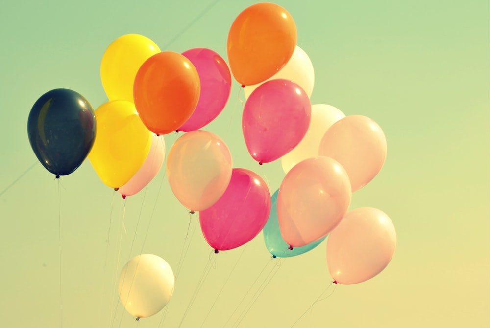 Luftballons in verschiedenen Farben in der Luft