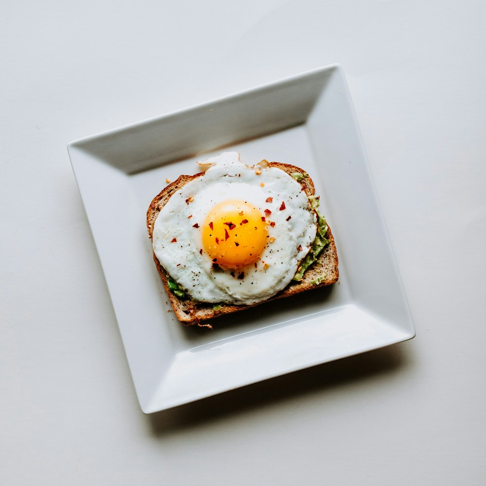 Pain de blé grillé avec œuf au plat