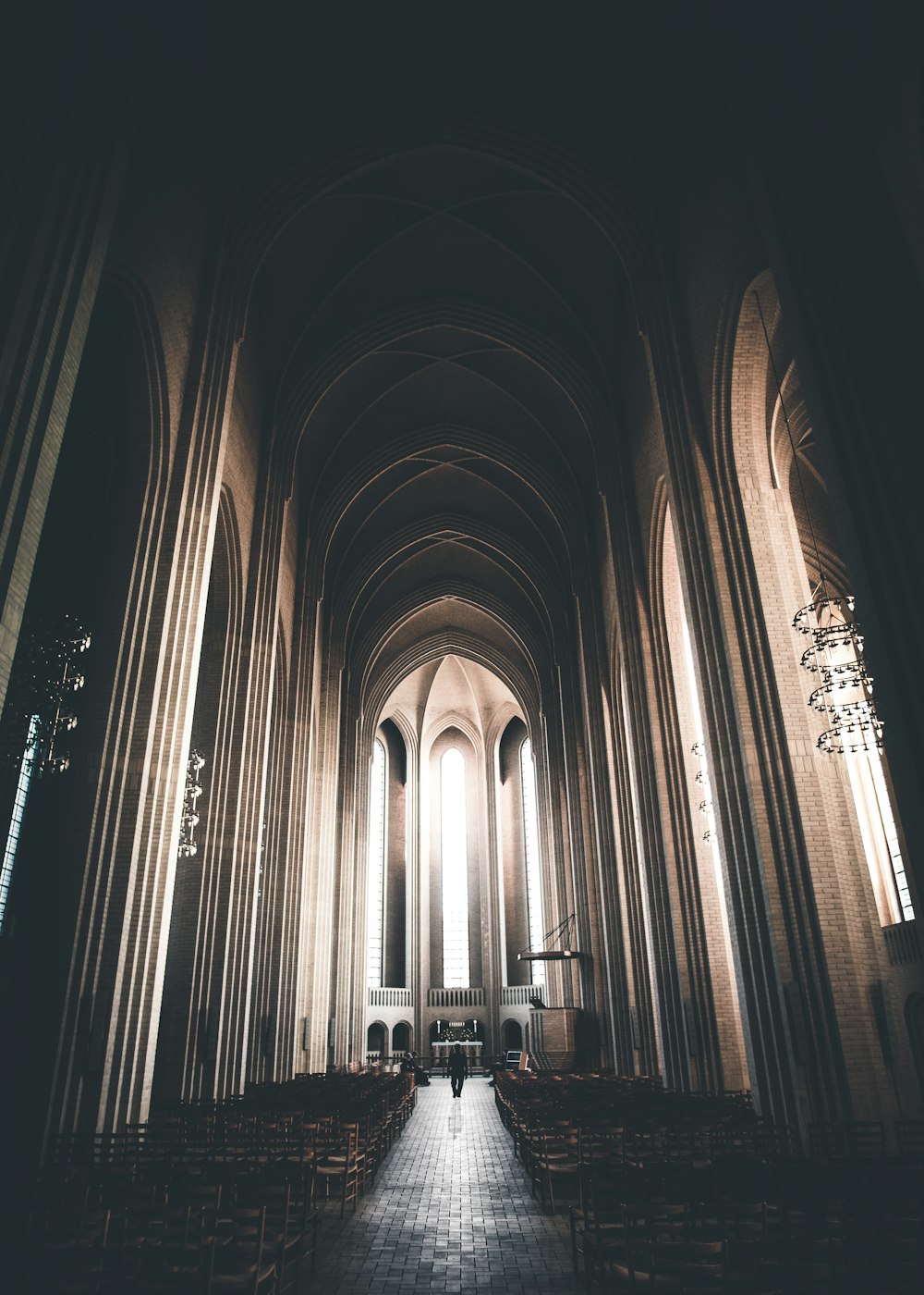 Sillas de madera marrón en el interior de la catedral