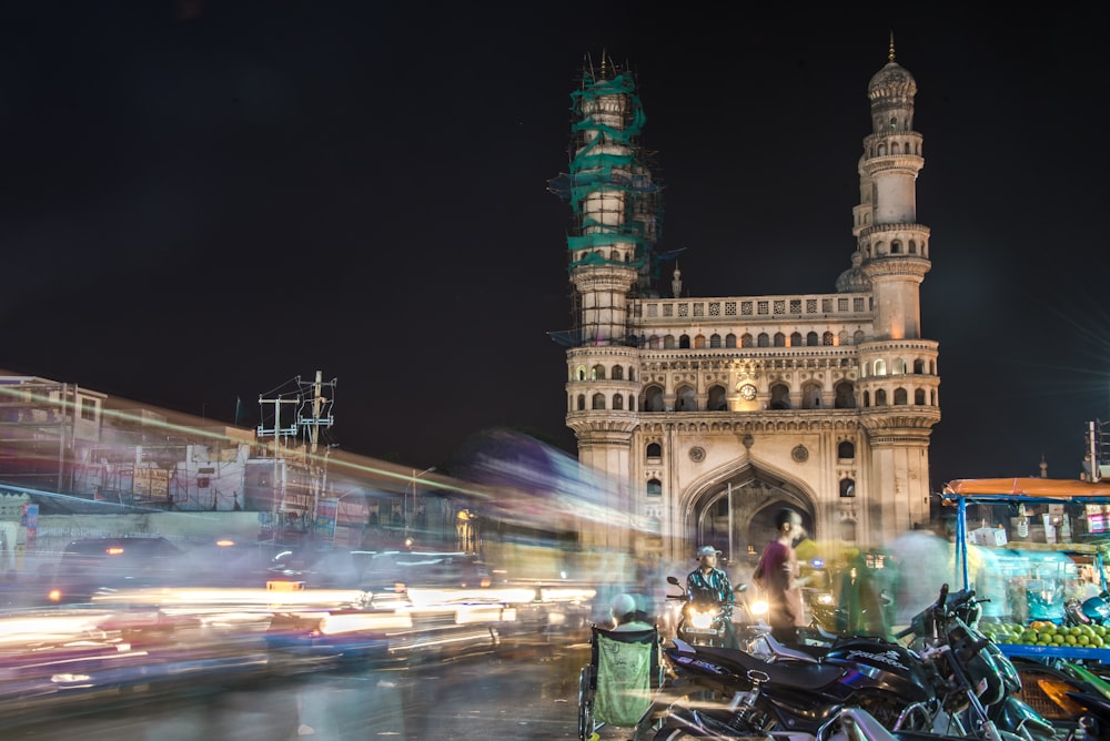 Motorräder in der Nähe von White Castle geparkt