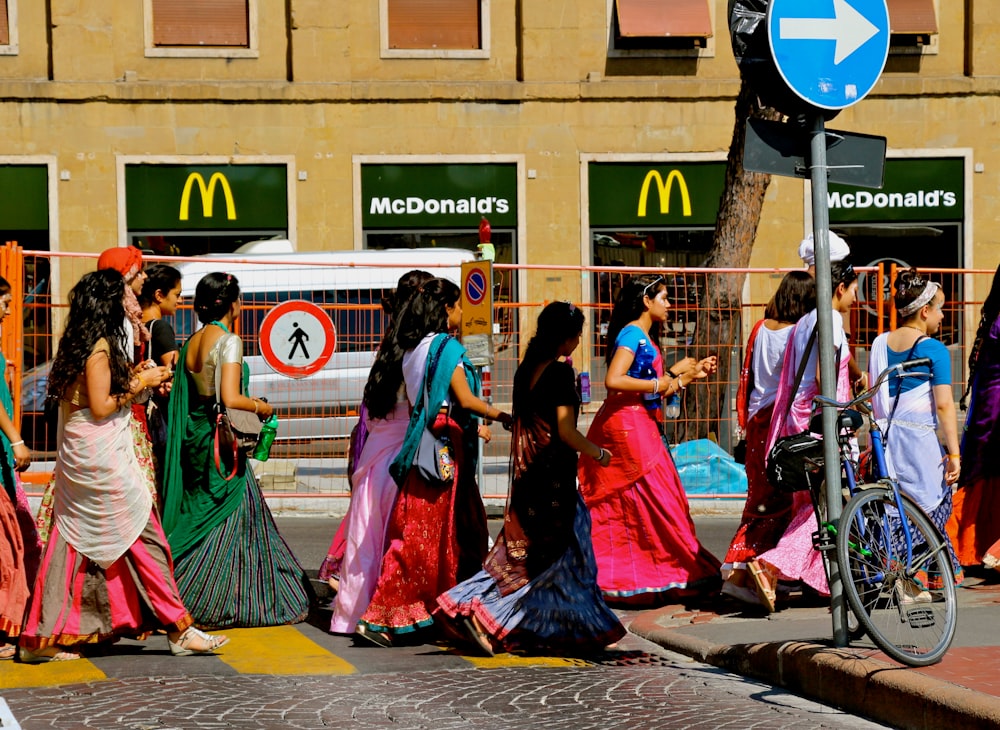 mujeres con vestidos tradicionales caminando por la calle