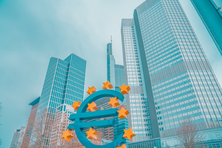 Eurozeichen mit Sternen vor Hochäusern mit Glasfassade in Frankfurt am Main