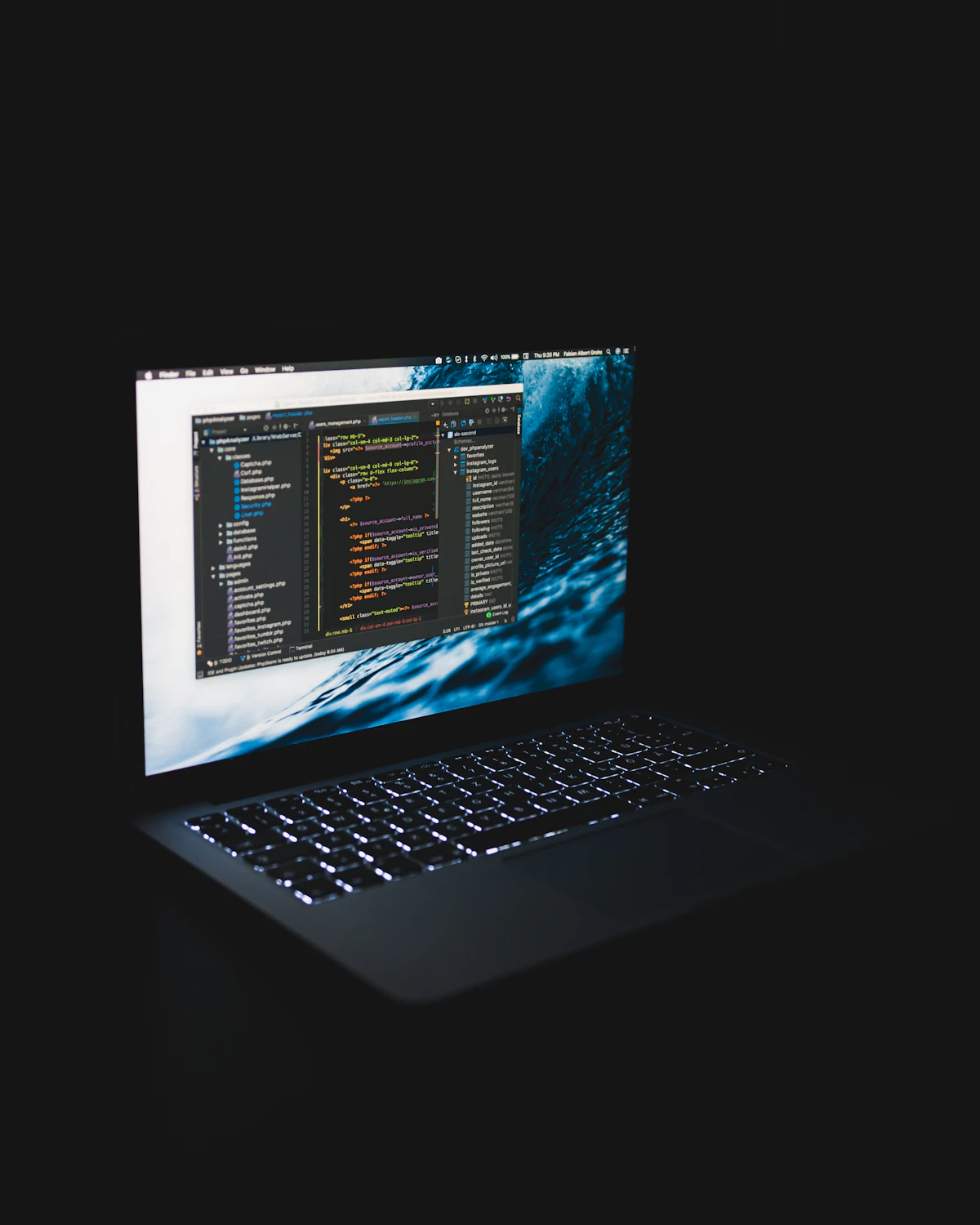 Laptop dalam kondisi mati dengan layar gelap sebagai ilustrasi langkah persiapan mematikan laptop sepenuhnya sebelum membersihkan keyboard dengan aman