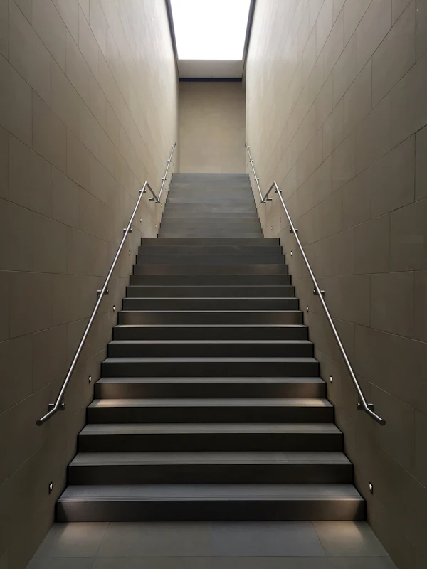 Escada com corrimão iluminada por luz natural