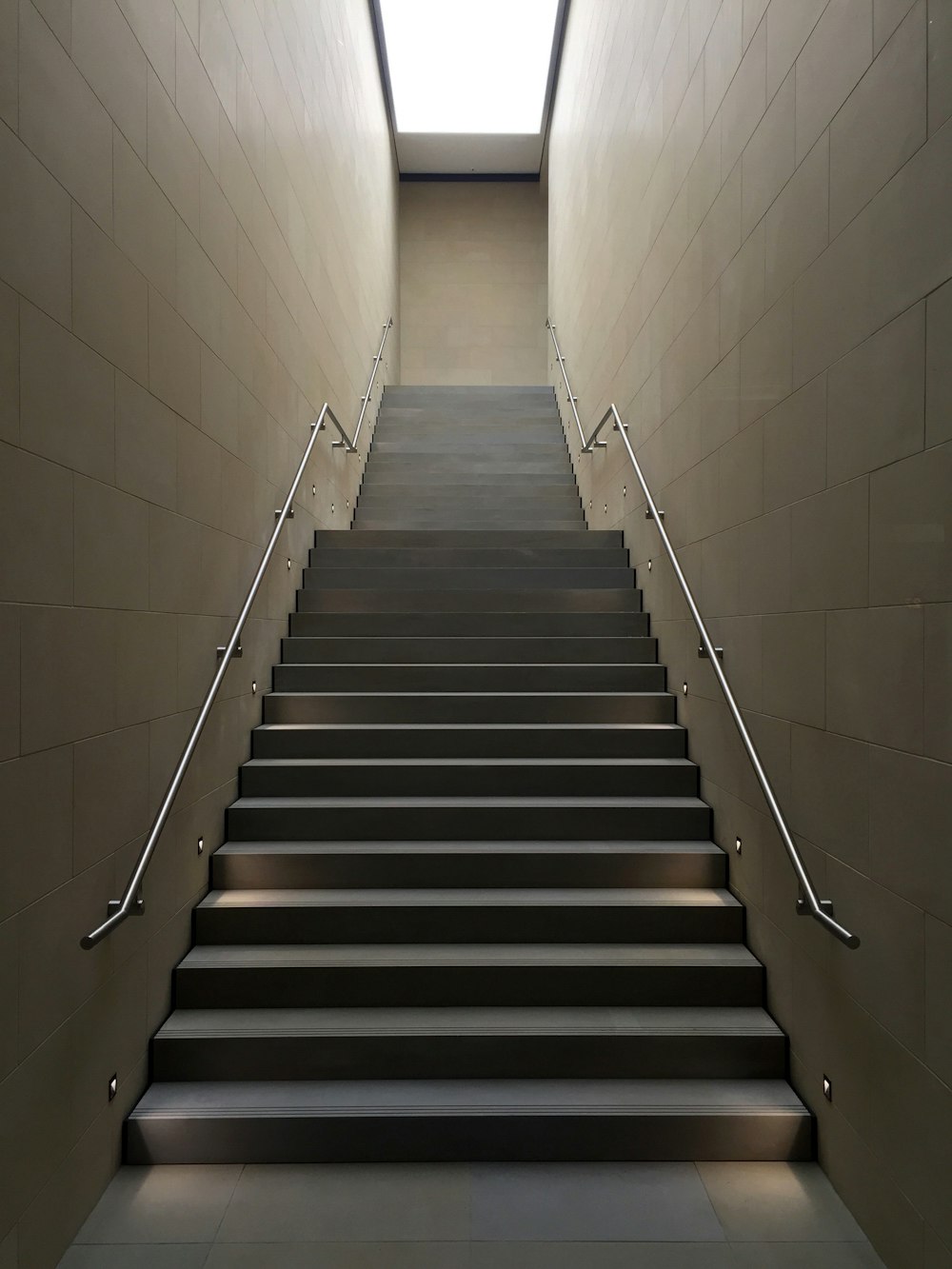 회색 강철 손잡이가 있는 회색 콘크리트 계단