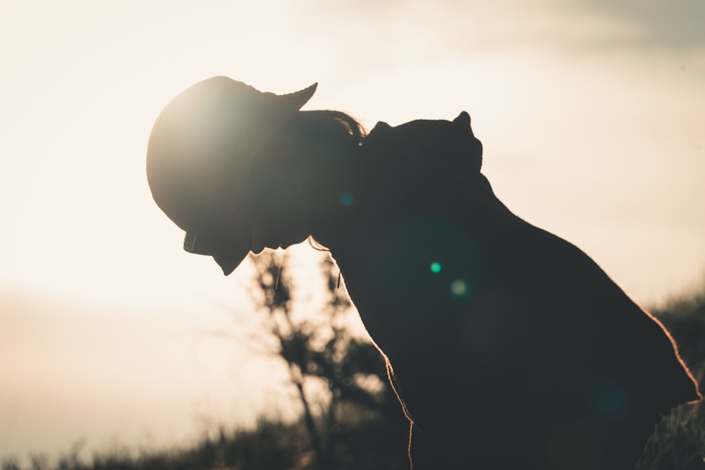 silhouette de personne portant un chapeau