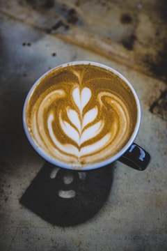 A beautifully designed latte art on a coffee cup.