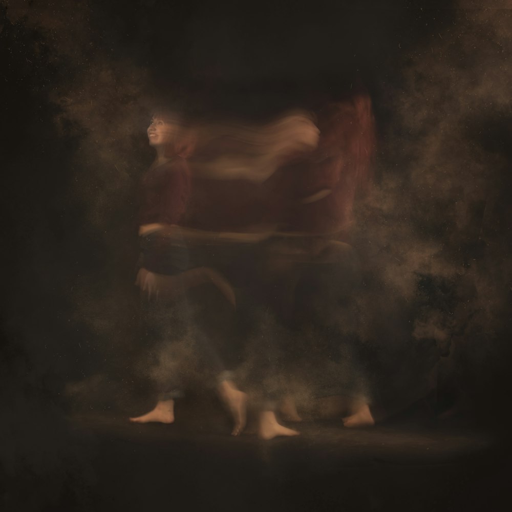 uma foto desfocada de uma pessoa caminhando através da fumaça
