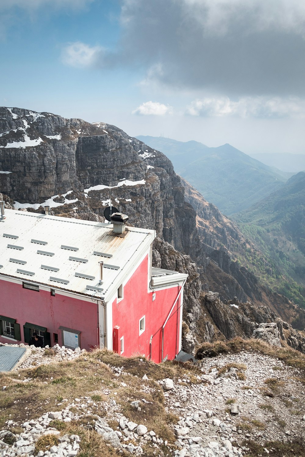 Rotes Betonhaus in der Nähe des Berges