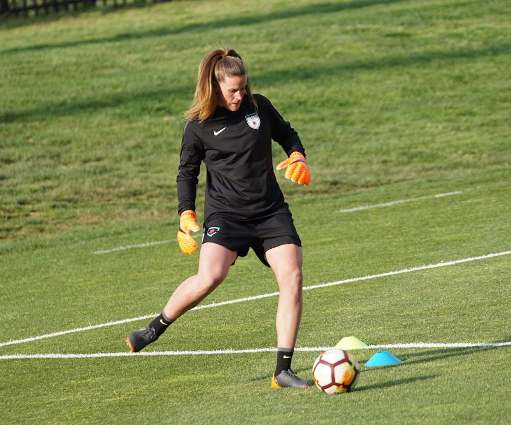 femme jouant au football