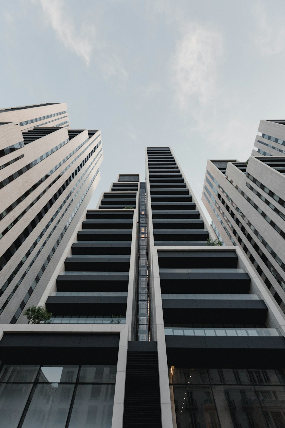 Fotografía de ángulo bajo de un edificio de gran altura pintado de negro