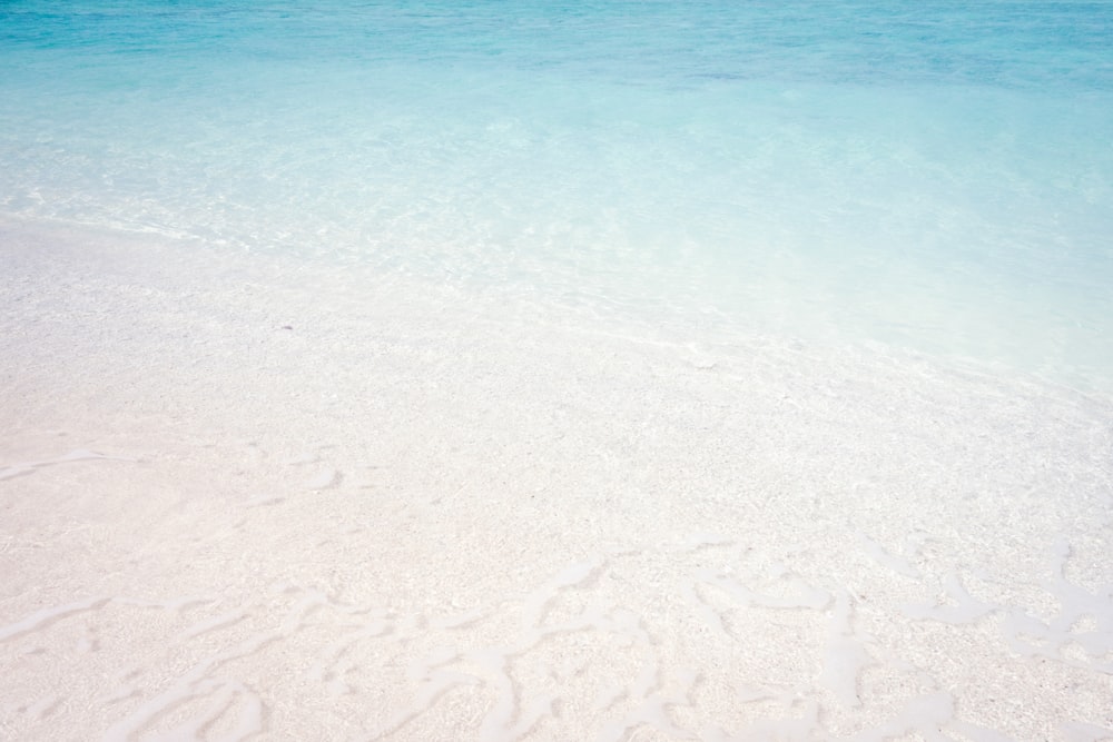 vague d’eau sur le rivage de la mer