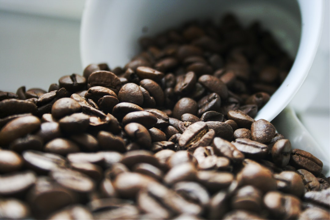 spilled coffee beans from cup, Kawa w ziarnach