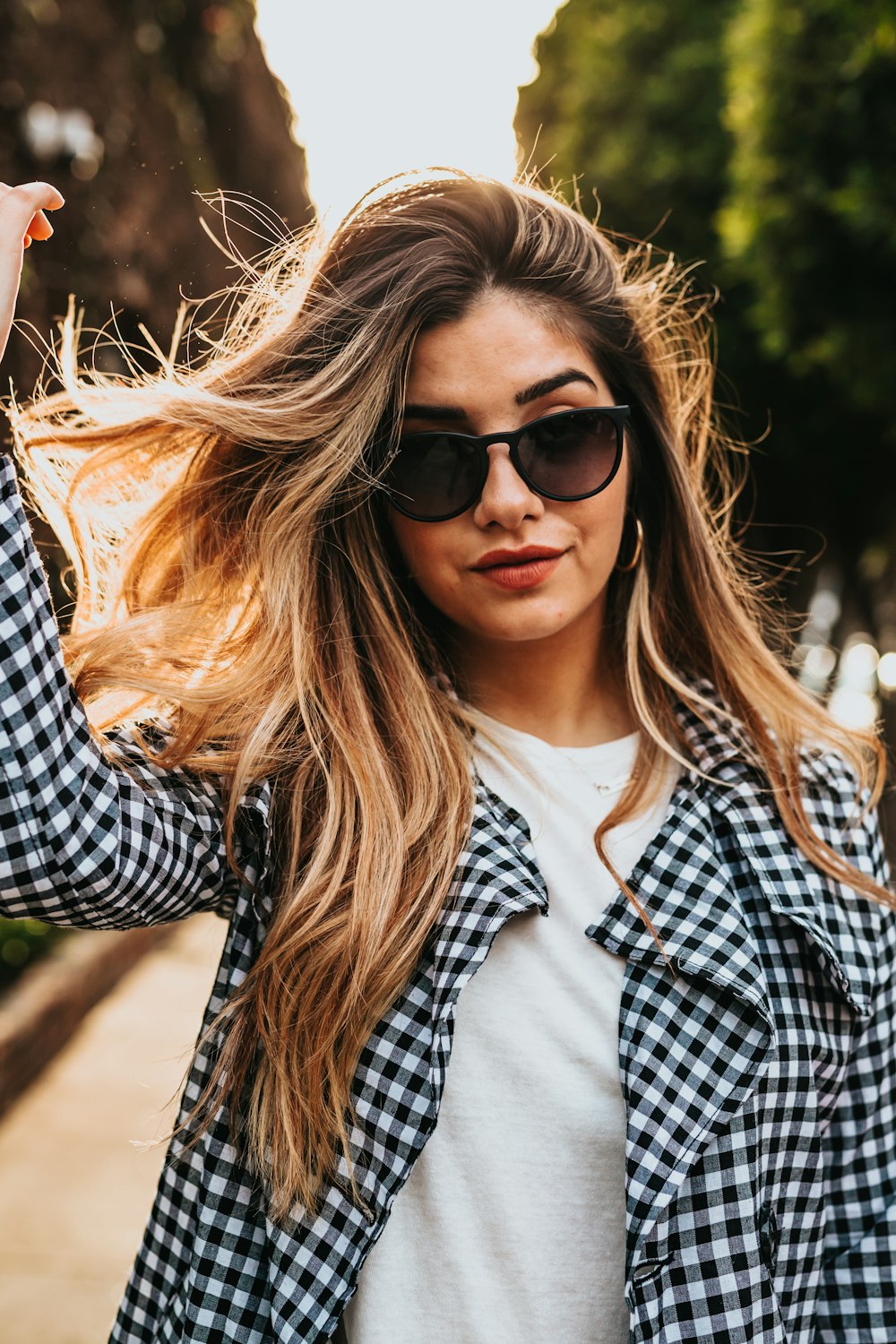 femme tenant ses cheveux debout sur la route