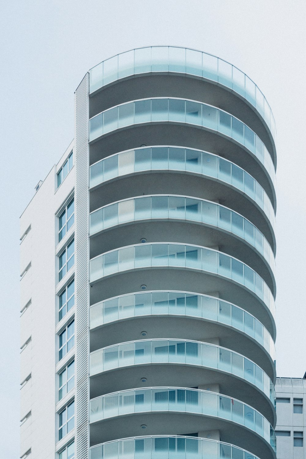 Edificio de gran altura blanco