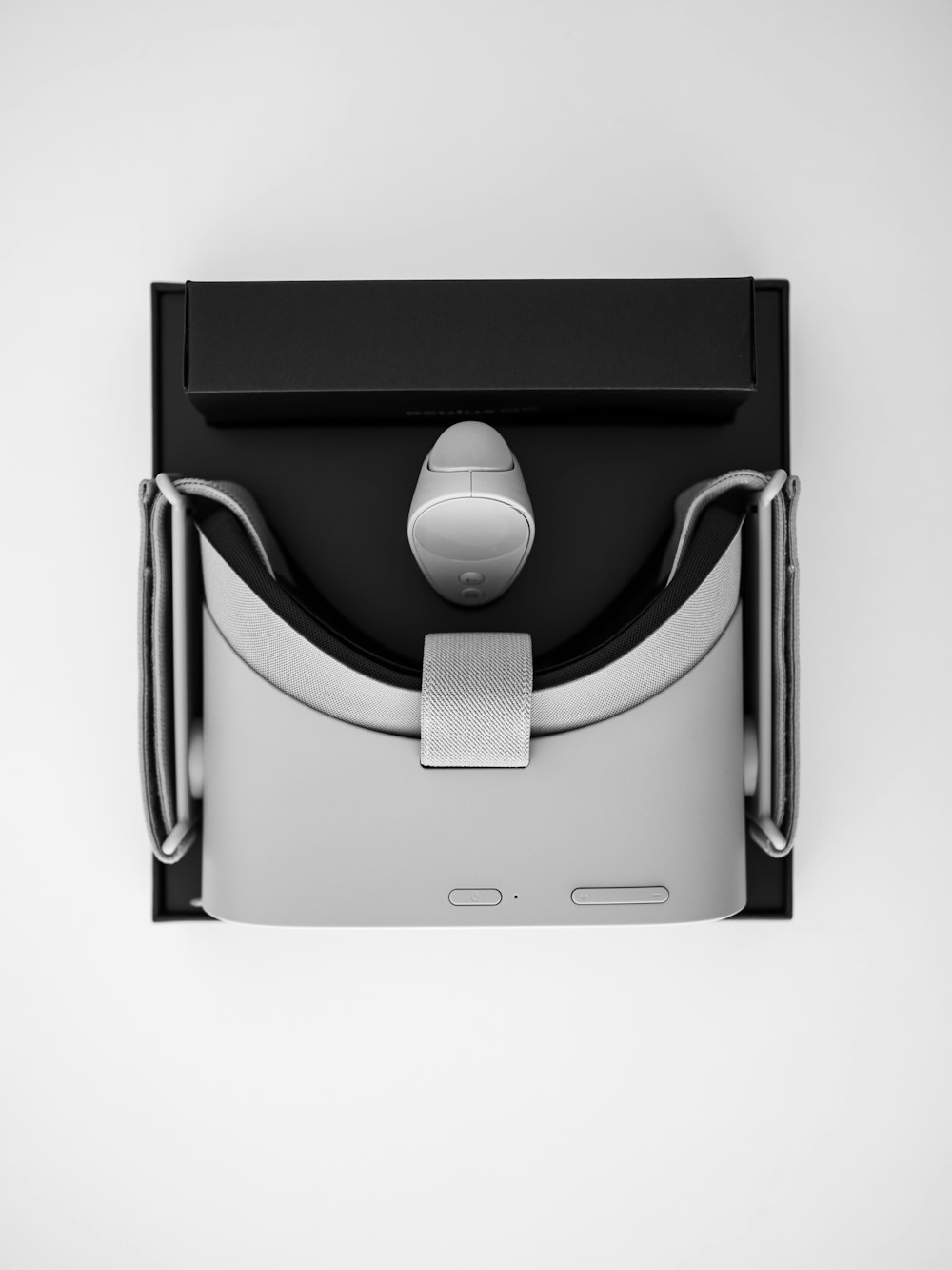 Casco de realidad virtual negro y gris con caja