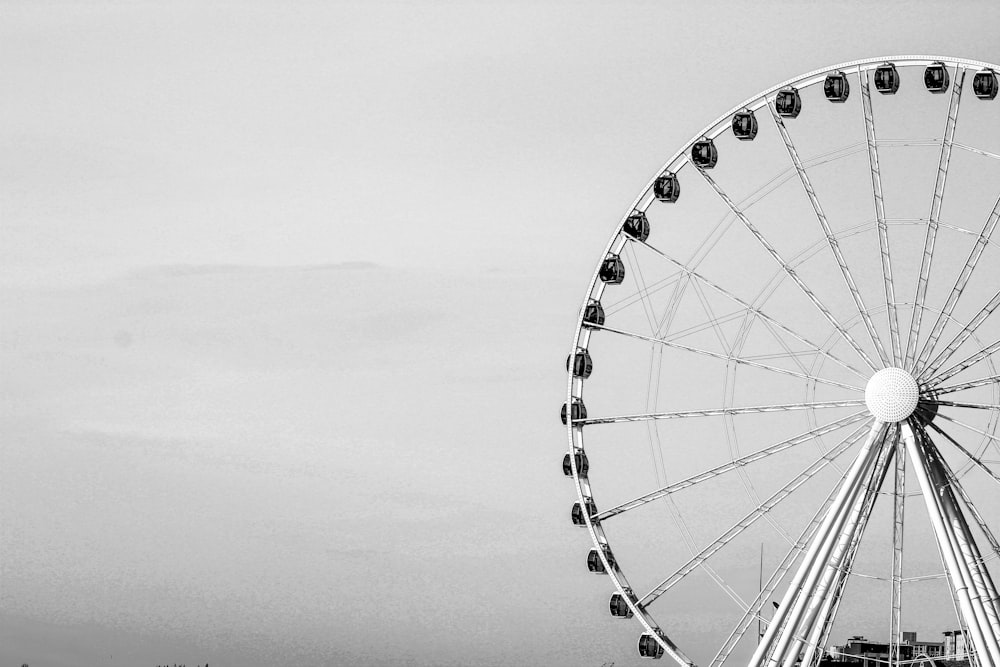 fotografia in scala di grigi del London Eye