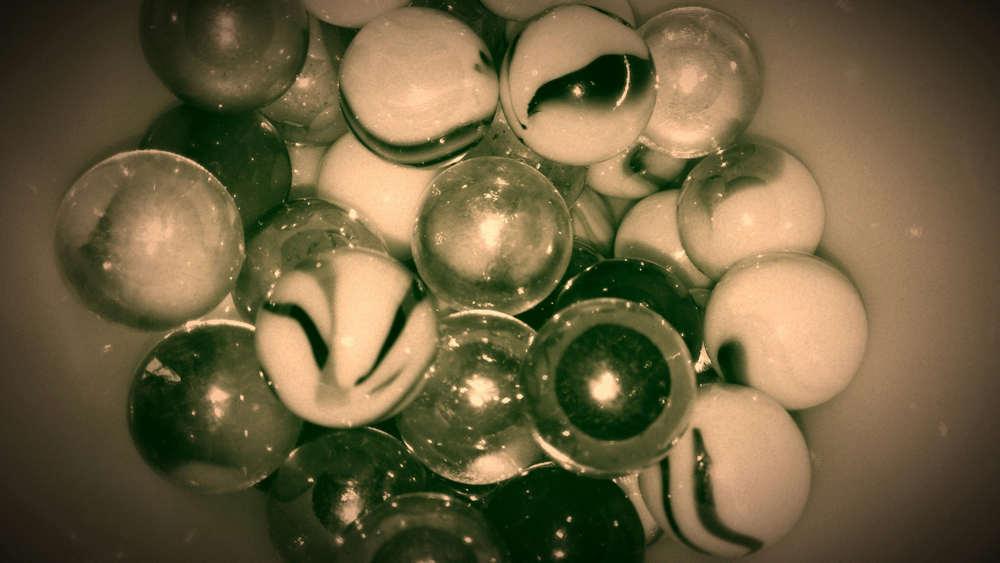 O Fascínio das Bolas de Gude: Uma Brincadeira que Marcou Gerações