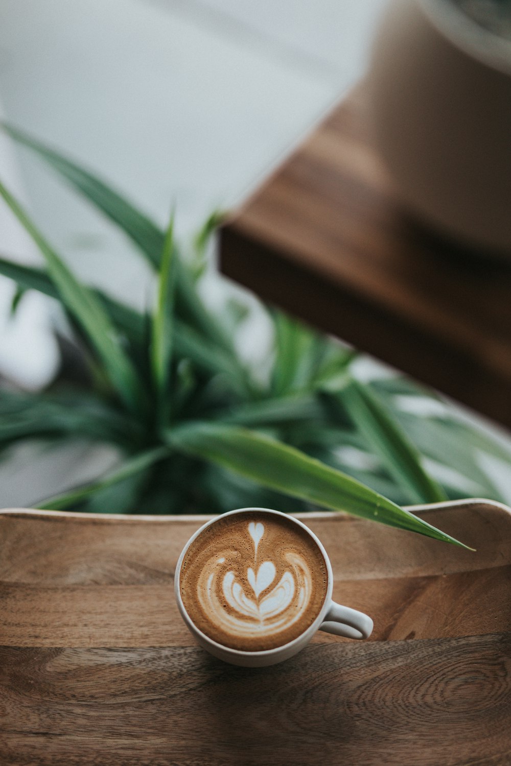 Caneca de café de cerâmica branca com café na mesa