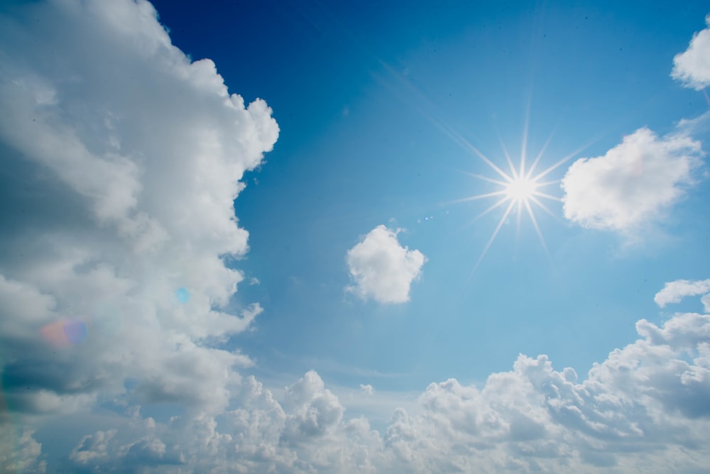 weißer und blauer bewölkter Himmel