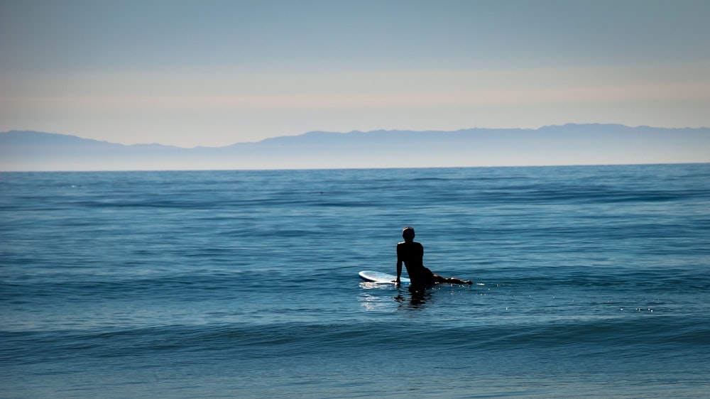 lente fotográfica de paisaje de la tabla de surf de la persona