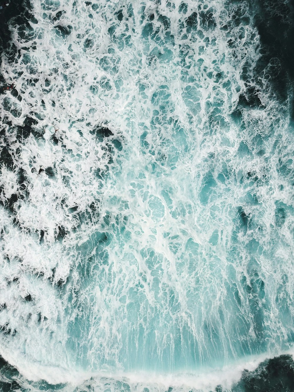 closeup photography of crashing seashore