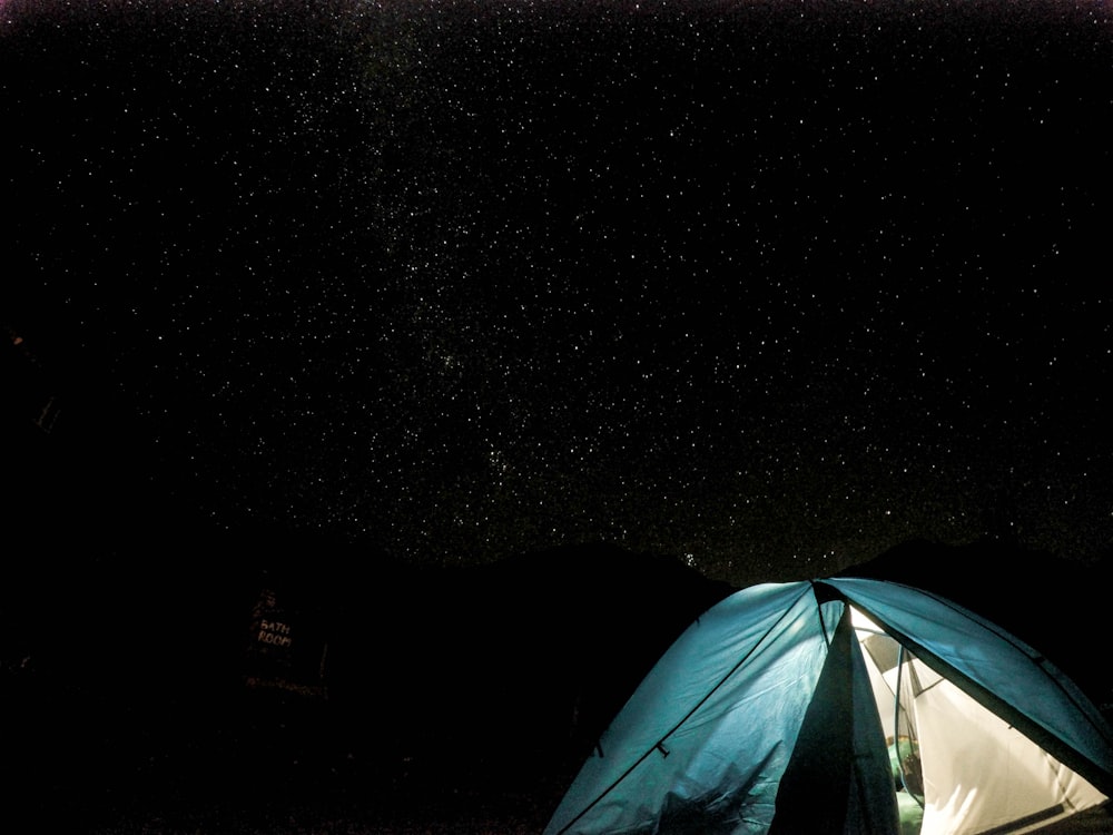 Photographie en contre-plongée de la tente dôme la nuit