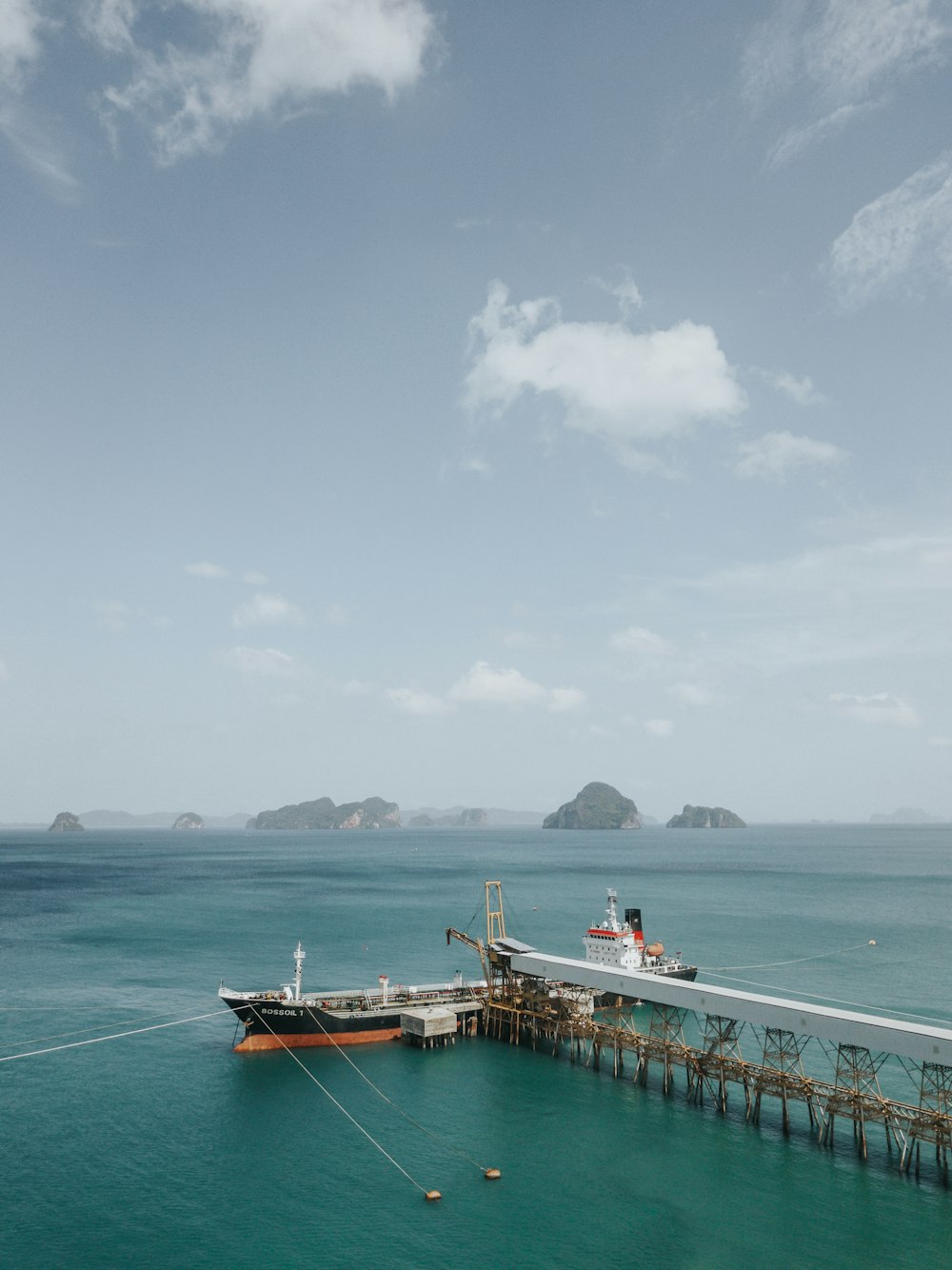 barco verde e branco com ao lado da doca marrom