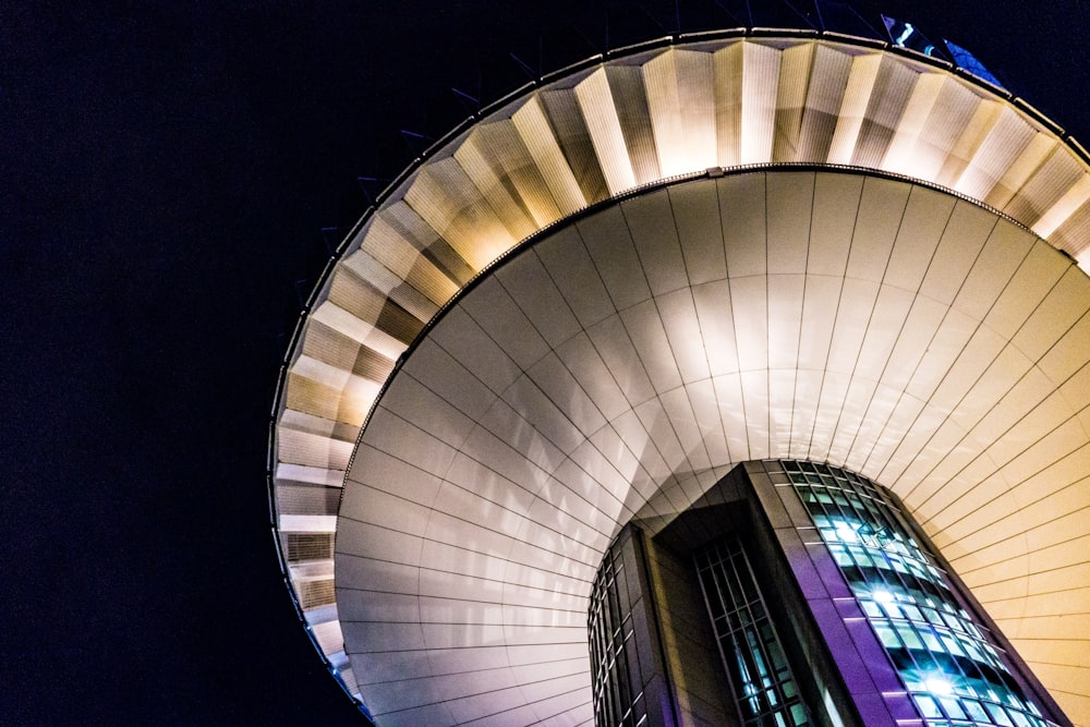 edifício bege redondo com luzes