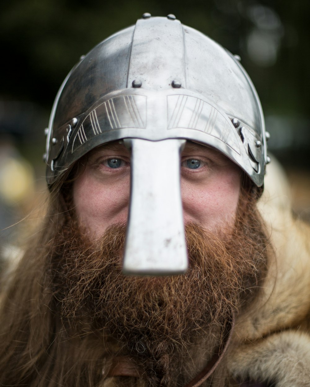 Person mit Ritterhelm Foto