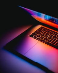 computador notebook ligado fazendo imagens