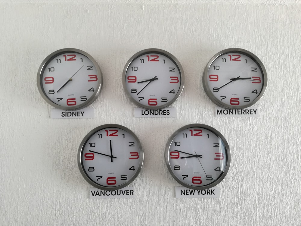 Cinco relojes de pared de campo surtidos