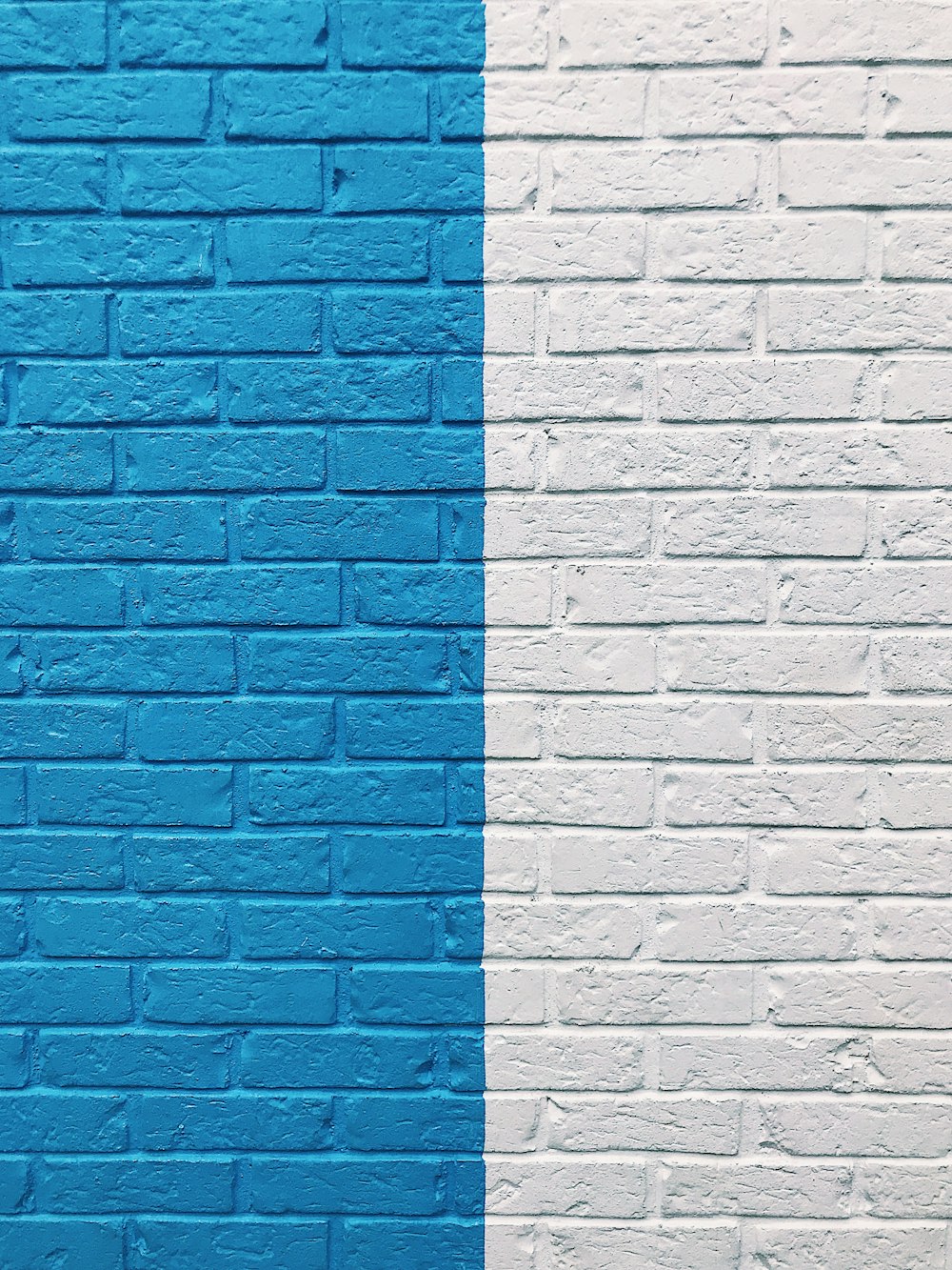 Mur peint en bleu et blanc