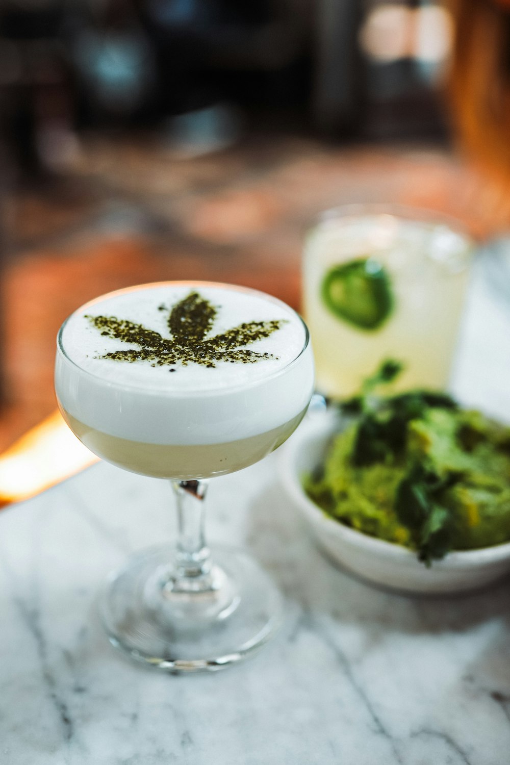 Copa de vino con decoración de hojas de cannabis