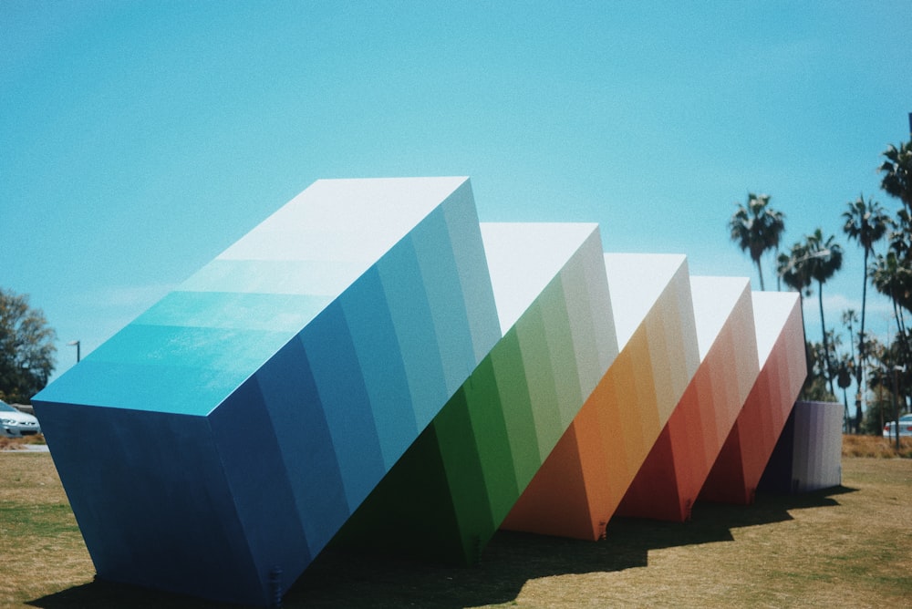 Cubo de escalera multicolor en campo de hierba