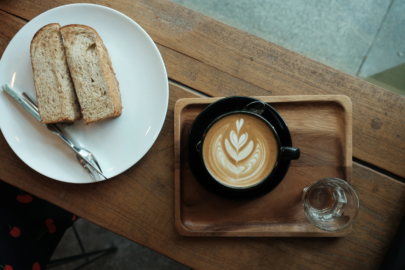 Croissant e cappuccino serviti per una colazione