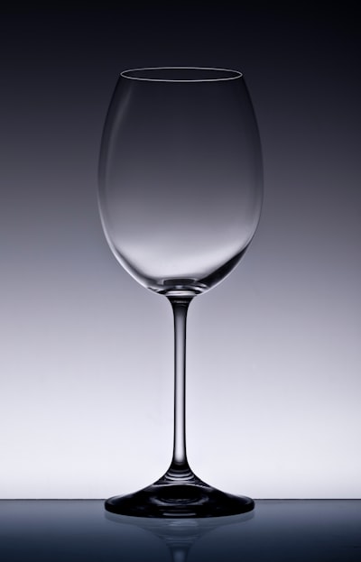 למה כשמחזיקים כוס מזכוכית עם מים בטמפ גבוה , אז הכוס חמה ? זכוכית לא מוליכה  חום .