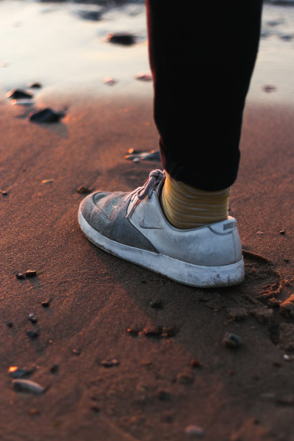 Persona in piedi sulla riva del mare