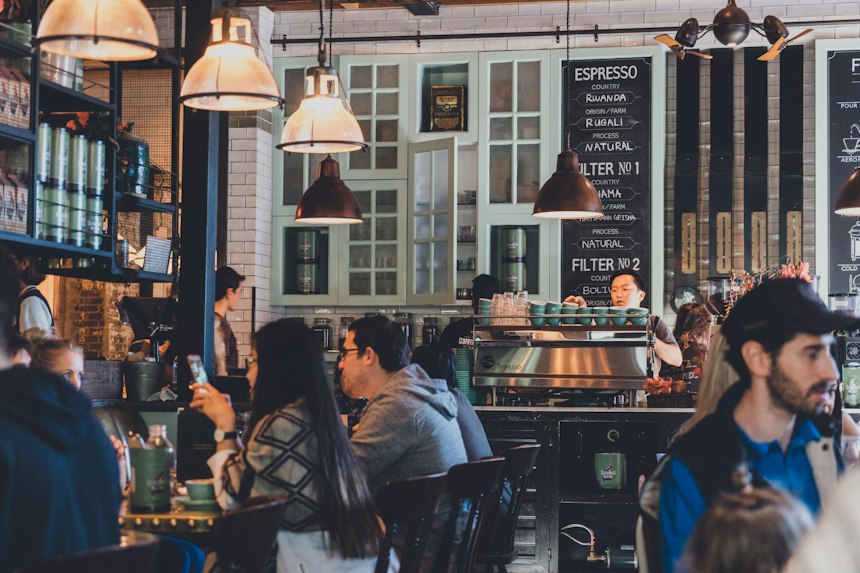 Periqueras y sillas para barra en bar moderno con diseño industrial