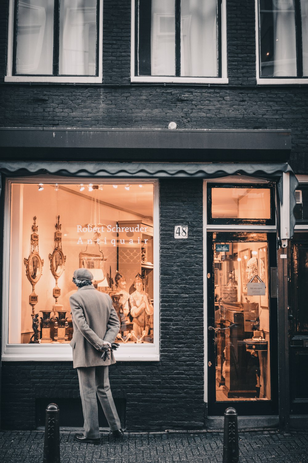 homme debout devant la devanture du magasin